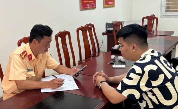 Đội Cảnh sát giao thông số 3 (Phòng Cảnh sát giao thông): Xử lý một trường hợp vi phạm trật tự an toàn giao thông ở chân cầu Tam Bạc